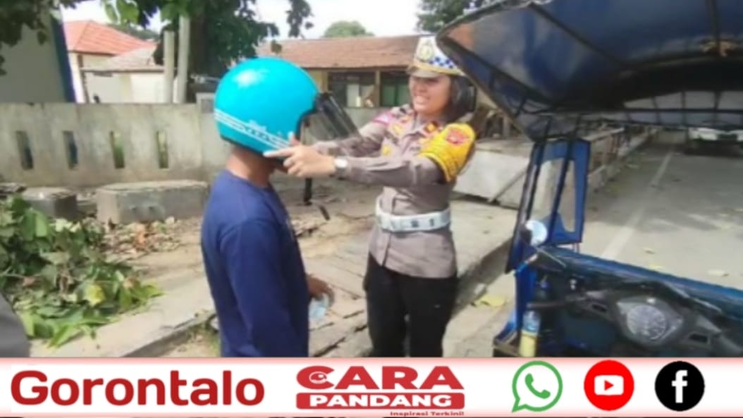 28 Polres Pohuwato menggelar Operasi Patuh Otanaha 2024 dengan pendekatan simpatik dan humanis dengan membagikan helm gratis kepada pengendara sepeda motor.