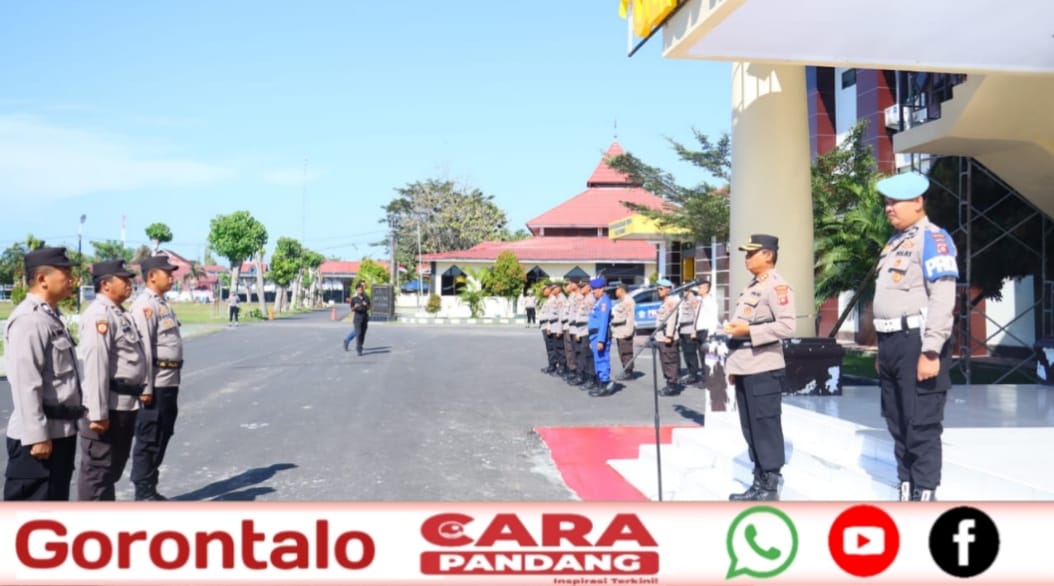 28 Kapolres Pohuwato AKBP Busroni, S.I.K., M.H. memimpin kegiatan pemasangan ban lengan Pamapta kepada para personel, bertempat di Lapangan Mapolres Pohuwato, Kamis, (16/10/2025).