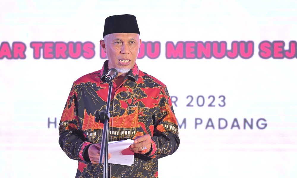 28 Gubernur Sumatera Barat, Mahyeldi Ansharullah menyerahkan penghargaan kepada Camat terbaik tingkat Provinsi Sumatera Barat (Sumbar) untuk tahun 2023 di Padang, Minggu malam (1/10/2023).