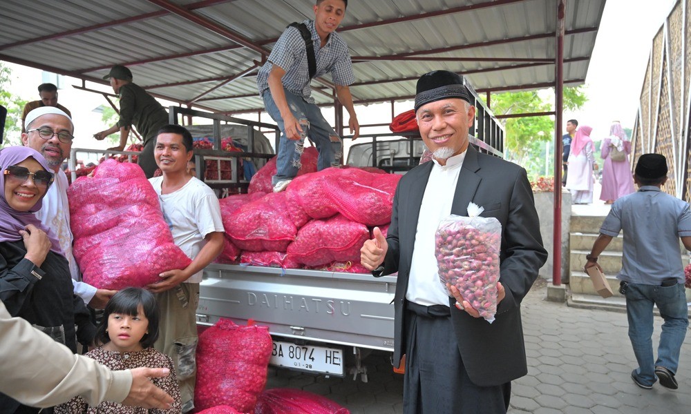 28 Ribuan Aparatur Sipil Negara Pemerintah Provinsi Sumatera Barat (ASN Pemprov Sumbar), memborong bawang merah saat digelarnya Bazar Bawang Merah Petani di Kompleks Masjid Raya Sumatera Barat, Minggu (08/10/2023).
