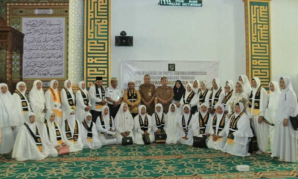 28 Sebanyak 73 jemaah umrah Kabupaten Pohuwato dilepas Bupati Pohuwato, Saipul A. Mbuinga. Pelepasan itu berlangsung di Masjid Agung Pohuwato, Senin, (23/10/2023).