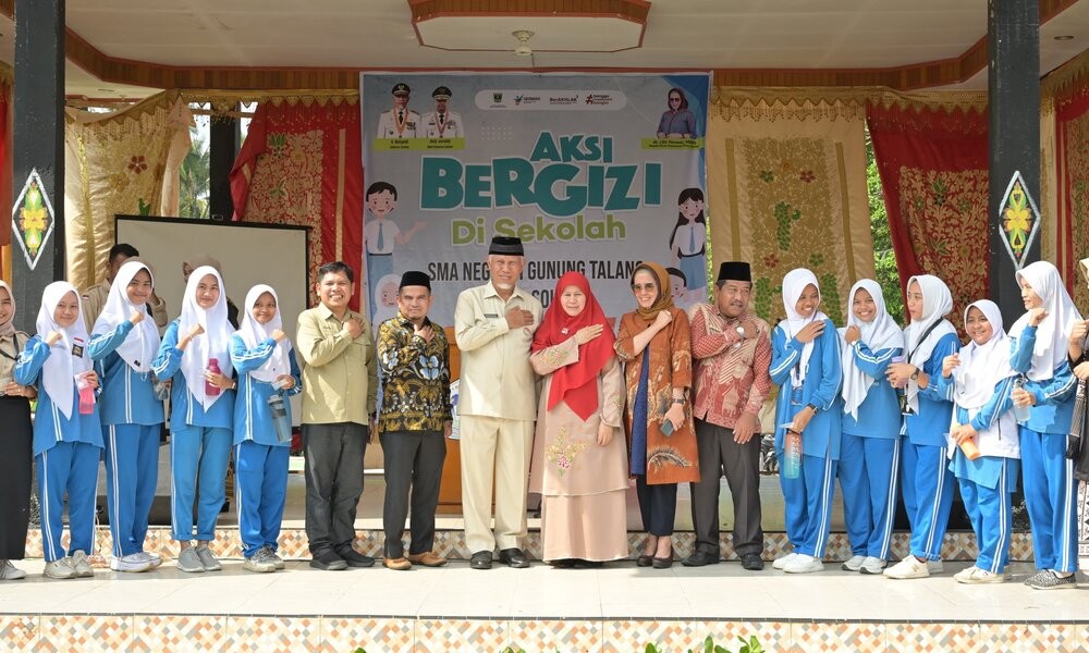 28 Gubernur Sumatera Barat (Sumbar), Mahyeldi Ansharullah meminta seluruh lapisan masyarakat berperan aktif menggalakkan gerakan Aksi Bergizi di Sekolah.