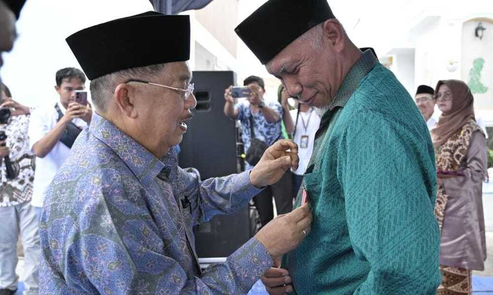 28 Ketua Umum Palang Merah Indonesia (PMI), H. Muhammad Jusuf Kalla (JK) meresmikan Masjid Jannatul Khair di Markas PMI Sumatera Barat (Sumbar), sekaligus menyematkan penghargaan Satya Lencana PMI kepada Gubernur Sumbar, Mahyeldi Ansharullah atas kontribusi