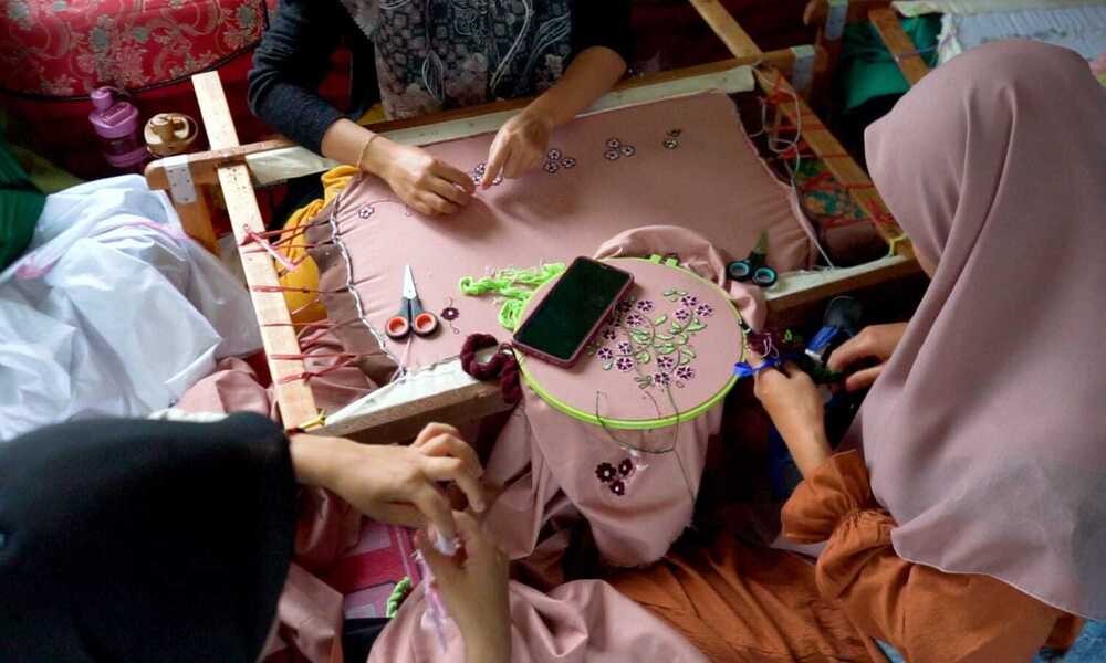 28 Balai Diklat Industri (BDI) Padang bekerja sama dengan Koperindag Agam selenggarakan pelatihan pembuatan hiasan busana jahit tangan untuk generasi milenial Agam di Panampuang, Kabupaten Agam.