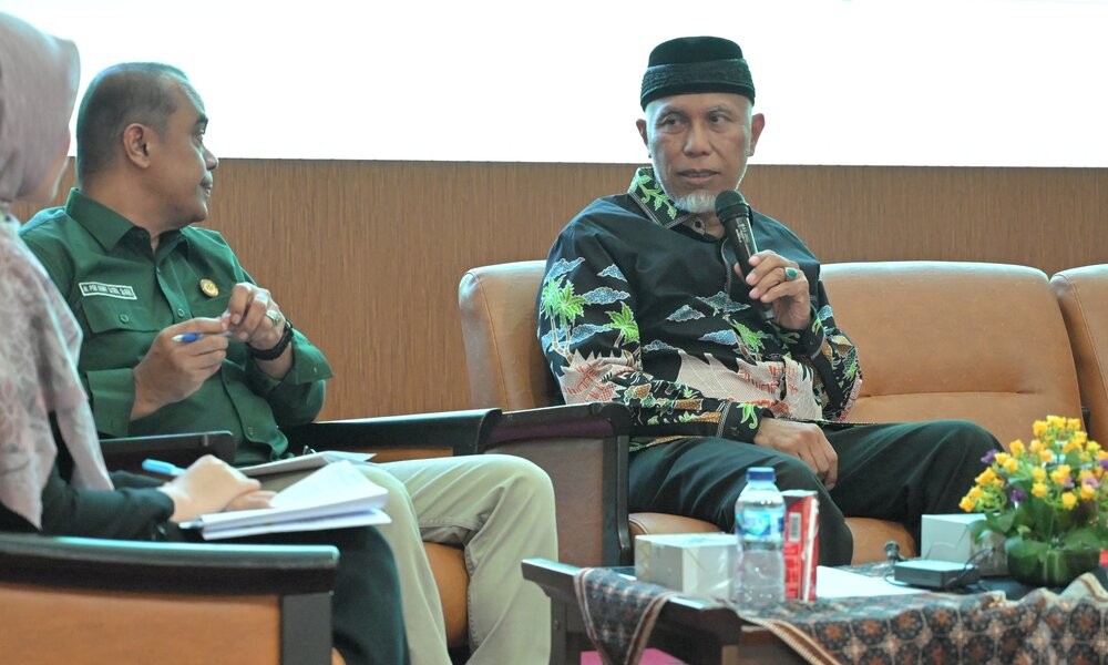 28 Gubernur Sumatera Barat (Sumbar), Mahyeldi Ansharullah, menegaskan bahwa Pemprov Sumbar terus berupaya meningkatkan kualitas pelayanan kesehatan bagi masyarakat.