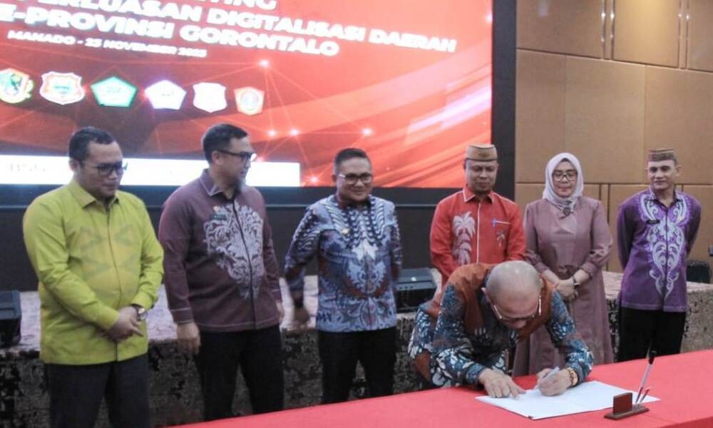 28 Bupati Pohuwato, Saipul A. Mbuinga menghadiri High Level Meeting, Tim Percepatan dan Perluasan Digitalisasi Daerah (TP2DD) se-Provinsi Gorontalo bertempat di Kantor Pusat Bank SulutGo Manado, Sulawesi Utara, Kamis, (23/11/2023).