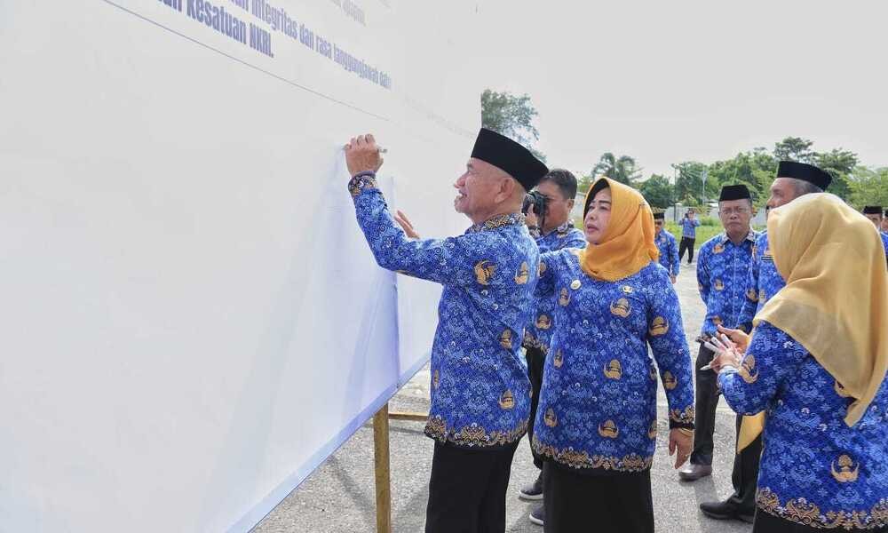 28 Di sela upacara HUT Korpri ke-52 yang dirangkaikan dengan HUT PGRI ke-78 dan Hari Guru Nasional Tahun 2023, jajaran ASN di lingkungan Pemkab Pohuwato membacakan ikrar deklarasi netralitas ASN Pohuwato dalam rangka Pemilihan Umum Tahun 2024 di halaman kant