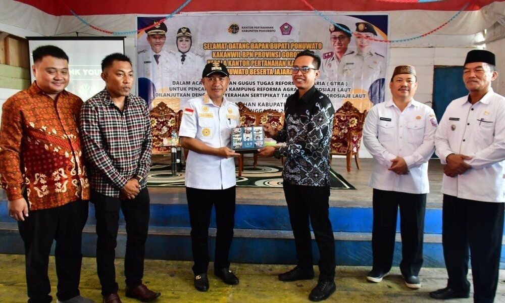 28 Penyerahan 337 sertipikat tanah di atas air warga Desa Torosiaje ditandai dengan pemukulan gong oleh Bupati Pohuwato, Saipul A. Mbuinga didampingi Kepala Kantor Pertanahan Pohuwato, Kelik Eko Wijayanto, Kadis Perindagkop dan UKM, Ibrahim Kiraman, Camat Po