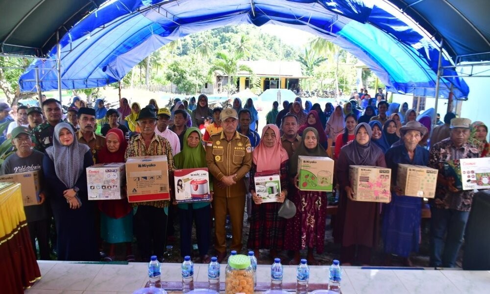 28 Penyerahan bantuan dari Kementerian ESDM untuk warga Desa Panca Karsa (PK) I yang berlangsung di halaman Kantor Desa PK I diserahkan Bupati Pohuwato, Saipul A. Mbuinga didampingi Anggota DPRD Pohuwato, Mba Luluk, Camat Taluditi, Isa Ali, Kades PK I, Zainu