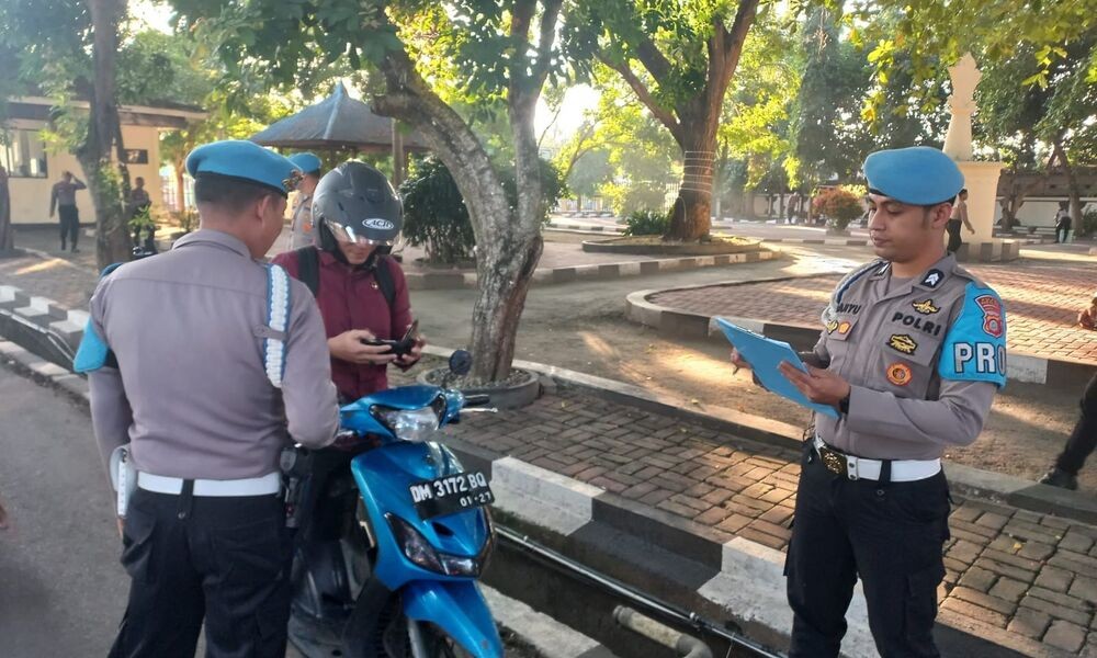 28 Bidang Propam (Bidpropam) Polda Gorontalo melaksanakan operasi Gaktibplin (Gangguan Ketertiban dan Kelancaran Lalu Lintas) dengan sasaran kendaran R2 dan R4 yang dikendarai oleh personel Polda Gorontalo.