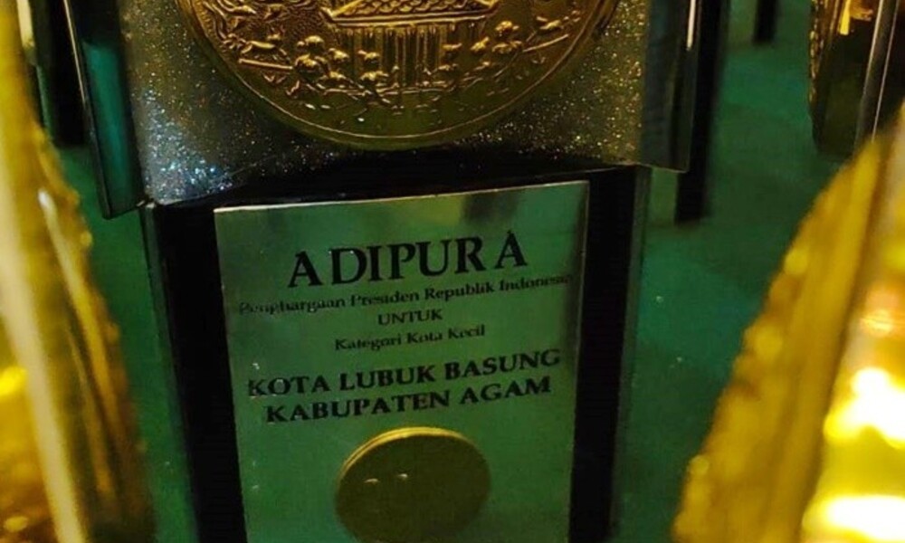 28 Kabupaten Agam berhasil mempertahankan penghargaan prestisius di bidang Lingkungan Hidup yakni Piala Adipura. Penghargaan yang diterima Kabupaten Agam untuk pertama kalinya tahun lalu, pada tahun 2024 ini kembali diterima Kabupaten Agam.