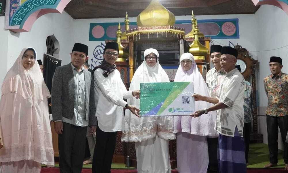 28 Masjid Raya Ampalu, Nagari Ampalu, Kecamatan Lareh Sago Halaban menjadi salah satu dari 39 masjid yang mendapat kunjungan dari Tim Safari Ramadhan (TSR) Pemprov Sumbar pada Senin, 7 Ramadhan 1445 Hijriyah (18/03/2024).