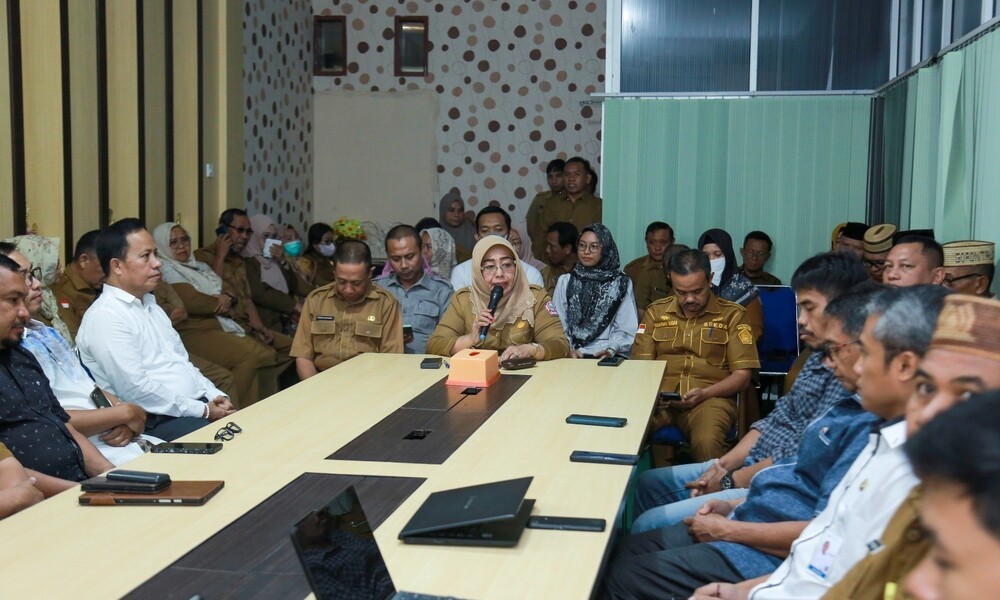 28 Wakil Bupati Pohuwato, Suharsi Igirisa, saat memimpin rapat bersama Forum Perangkat Daerah, di Aula Tarsius Bapppeda, Selasa, (19/03/2024).