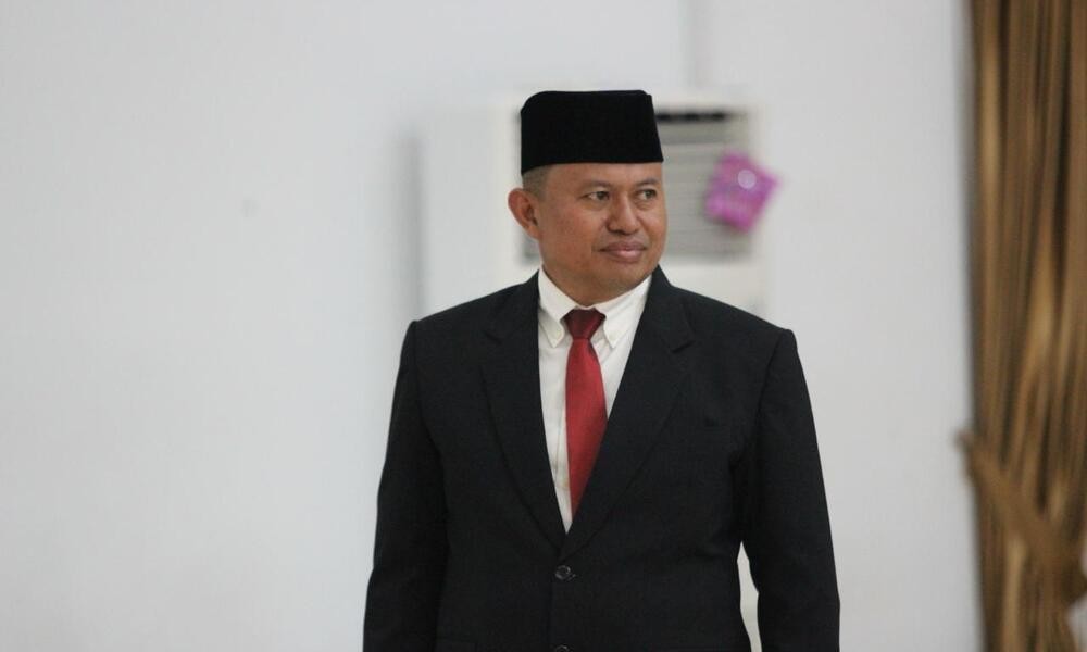 28 Bantahan tersebut disampaikan Pemprov Sumbar melalui Kepala Biro Administrasi Pimpinan, Mursalim. Dikatakannya, informasi yang beredar tersebut tidak benar dan sarat akan kesalahpahaman.