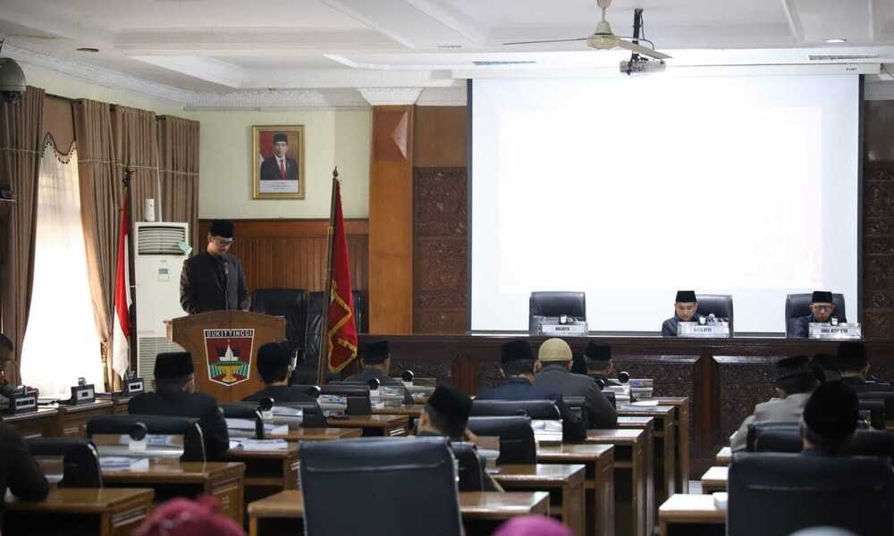 28 DPRD Kota Bukittinggi menyelenggarakan Rapat Paripurna hantaran secara resmi LKPJ Tahun anggaran 2023 yang dilaksanakan secara terbuka, bertempat di Ruang Rapat Paripurna DPRD, Selasa (19/03/2024).