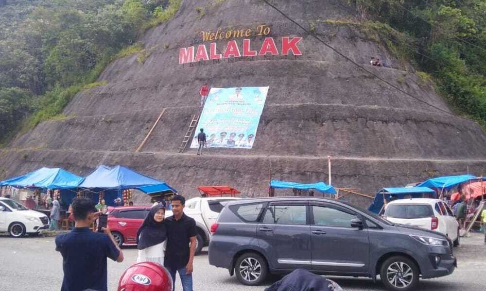 28 Pemerintah Kabupaten Agam bersama Polres Agam dan Polresta Bukittinggi menerapkan sistem jalur satu arah dalam rangka menyambut Lebaran 1445 H/2024 M, untuk memudahkan masyarakat dan pemudik dalam melakukan aktifitas silahturahmi.