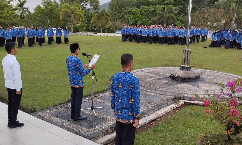 28 Pasca libur Idul Fitri 1445/2024, Pemerintah Kabupaten Limapuluh Kota menggelar kegiatan apel bersama serta halal bihalal bagi seluruh jajaran pegawai lingkup Pemerintah daerah, pada Selasa, (17/4/2024) di Halaman Kantor Bupati Setempat.