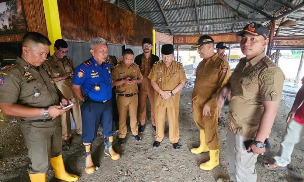 28 Bupati Agam, Dr. H. Andri Warman, MM, melakukan tinjauan langsung ke lokasi banjir di Nagari Sianok Anam Suku, Kecamatan Ampek Koto, Senin (3/6).