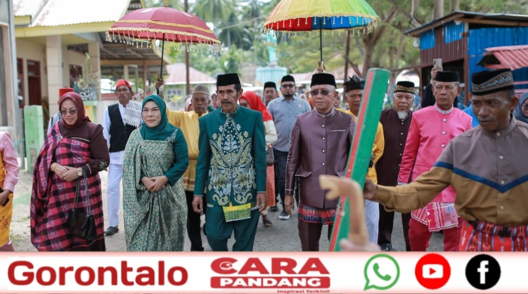 28 Prosesi Adat Moolopu Camat Lemito Berlangsung Khidmat