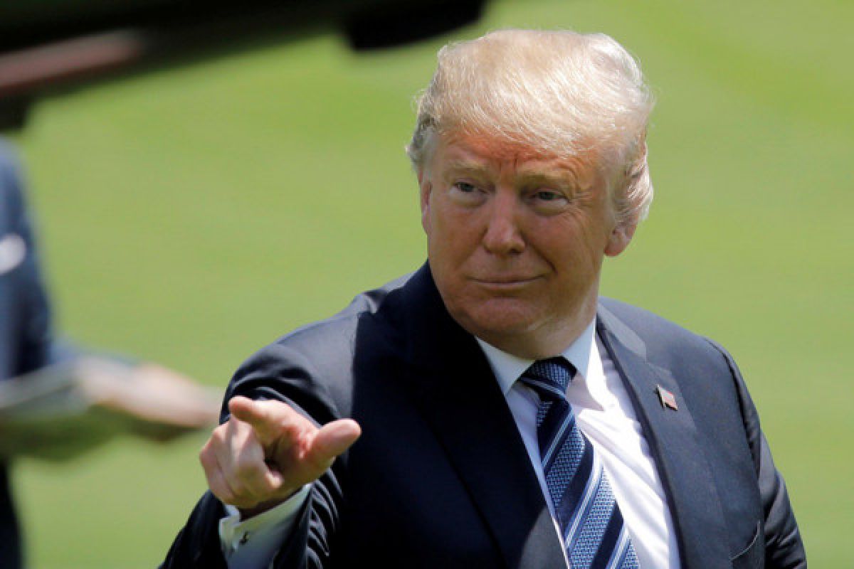 28 Presiden Amerika Serikat Donald Trump menyatakan tidak akan memperpanjang jeda tarif selama 90 hari. Kebijakan ini berlaku terhadap sebagian besar negara setelah tenggat waktu 9 Juli, dilansir dari AP News, Rabu (2/7/2025).