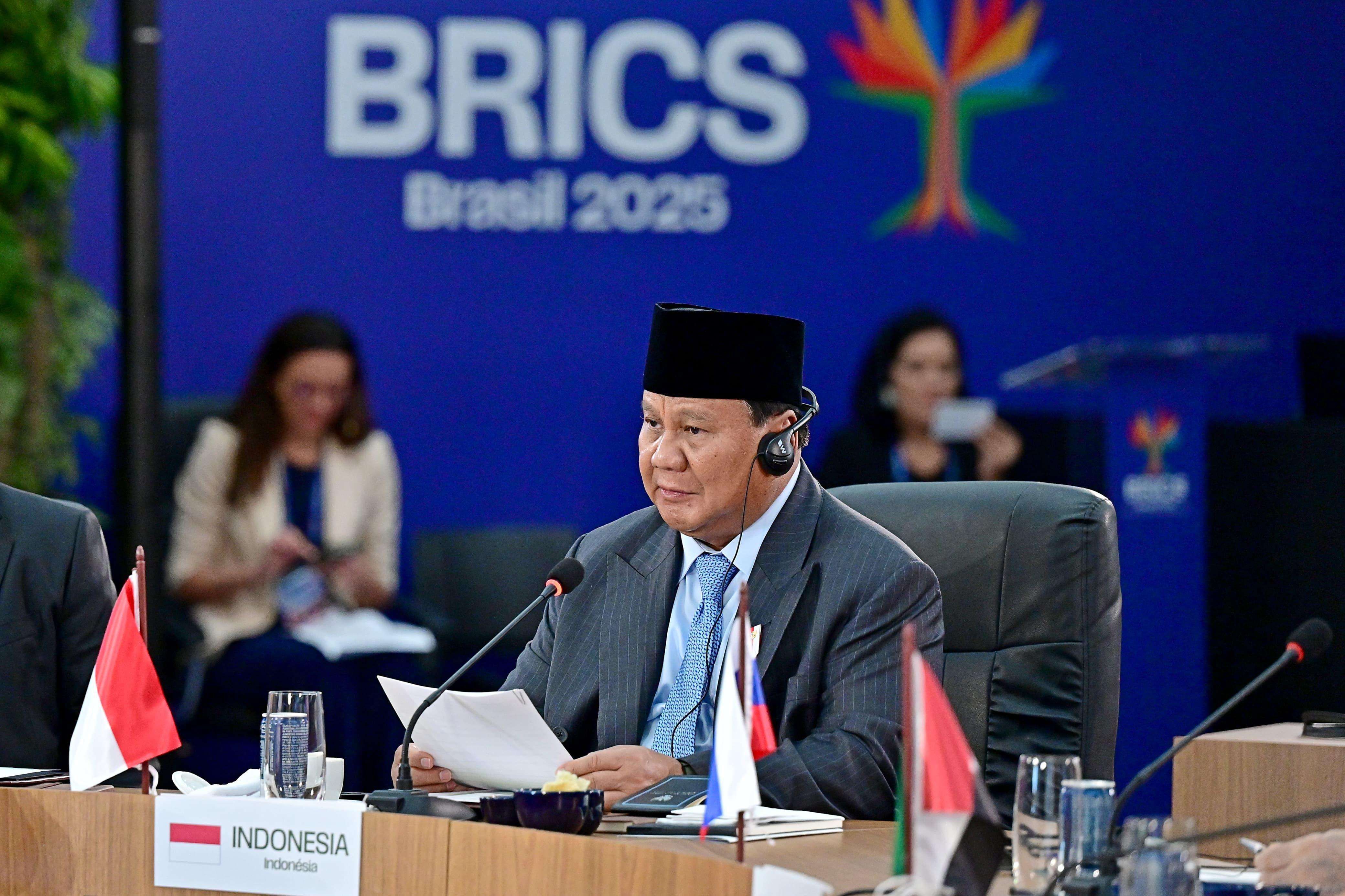 28 Kehadiran Presiden Prabowo Subianto dalam KTT BRICS 2025 di Brasil, Minggu (6/7/2025), menjadi momen bersejarah bagi Indonesia. Sebab, untuk pertama kali, Indonesia hadir sebagai anggota penuh BRICS.