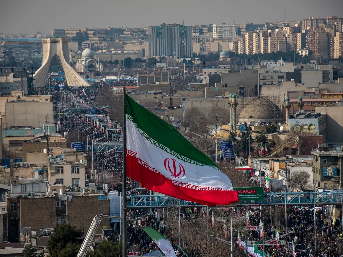 28 Iran sedang menghadapi gelombang panas ekstrem yang menyebabkan kekurangan air parah di berbagai wilayah, termasuk ibu kota Teheran.
