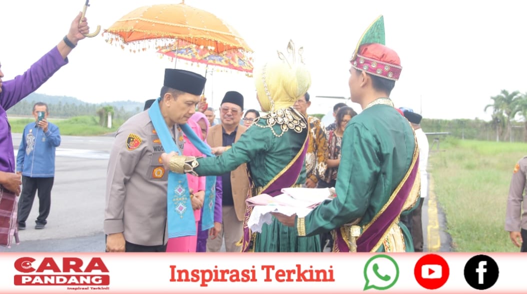28 Kapolda Gorontalo Disambut Adat Mopotilolo di Bandara Djalaludin