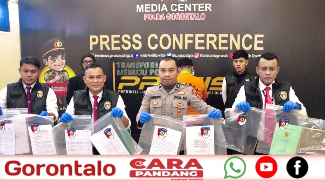 28 Tersangka diketahui bernama Frido Rivaldi Muksin (28), seorang karyawan swasta yang mengaku sebagai developer perumahan