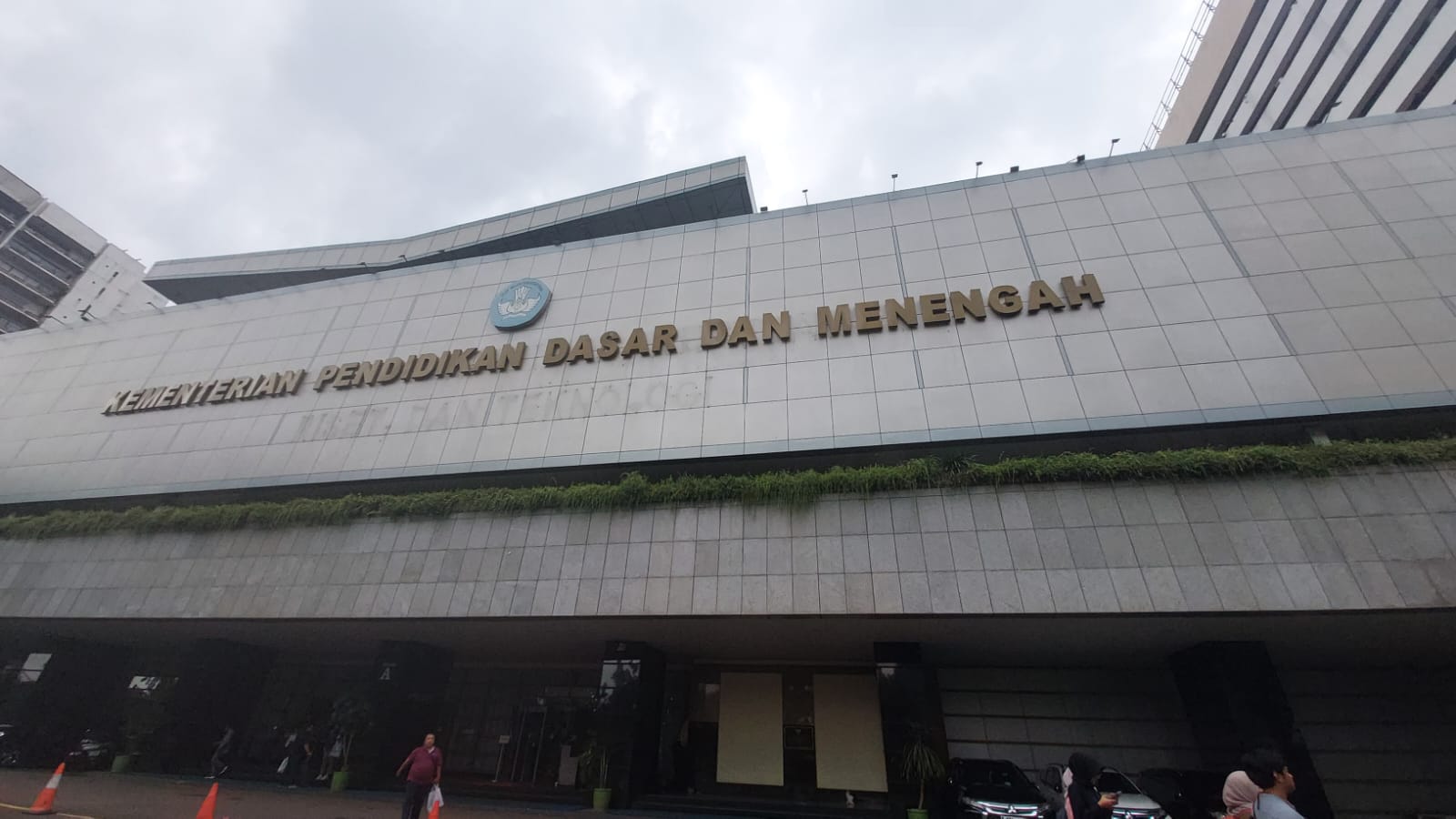 28 Kementerian Pendidikan Dasar dan Menengah (Kemendikdasmen) menekankan pentingnya kolaborasi dengan dunia industri dan dunia usaha dalam meningkatkan kualitas instruktur kursus dan pelatihan.
