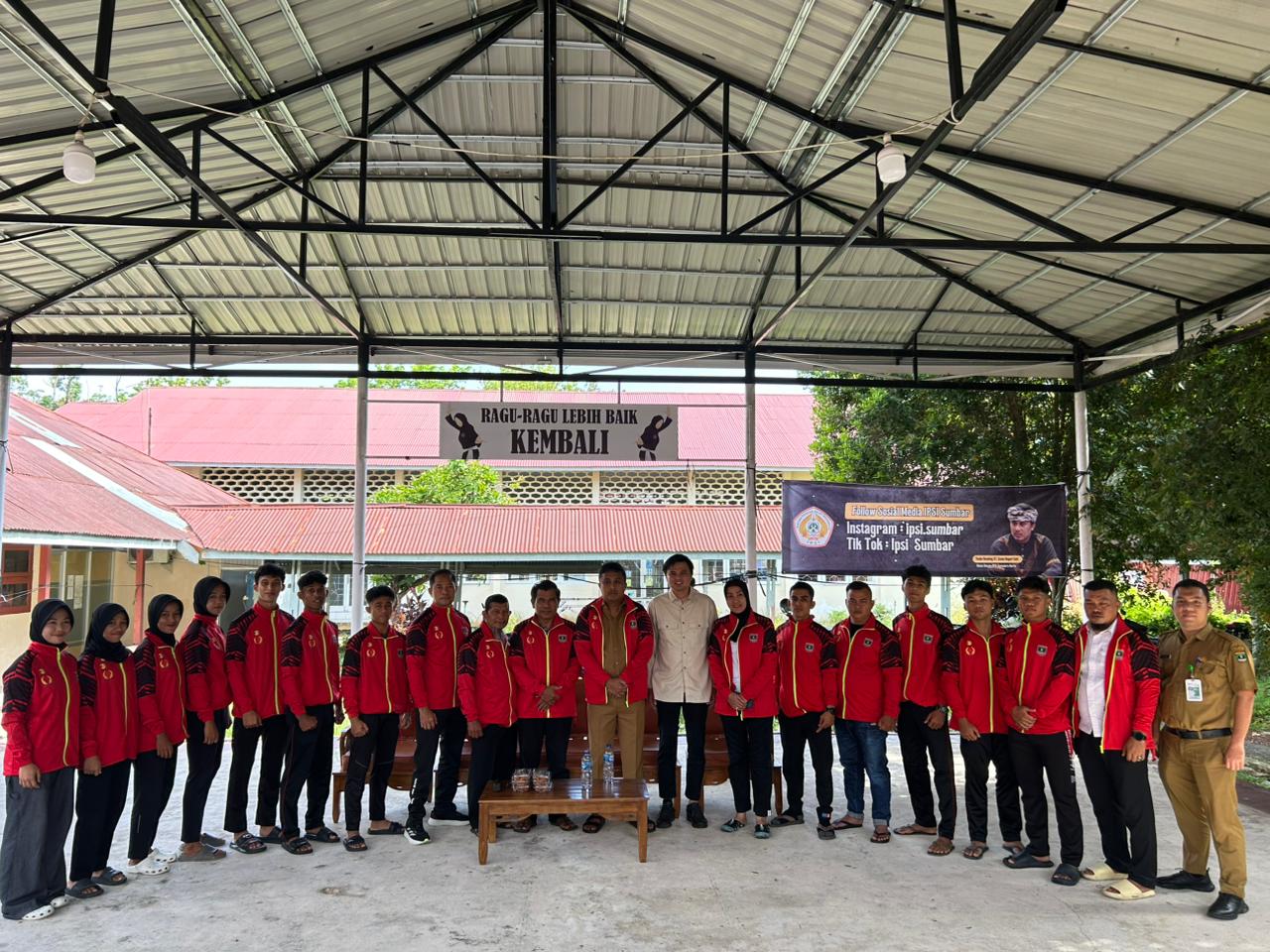 28 Vasko Ruseimy Lepas Atlet Pencak Silat Sumbar ke PON Beladiri 2025: “Bawa Nama Ranah Minang dengan Kebanggaan”