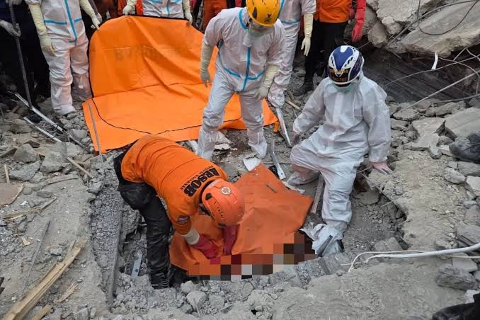 28 Basarnas Kembali Temukan 13 Jenazah di Ponpes Al-Khoziniy