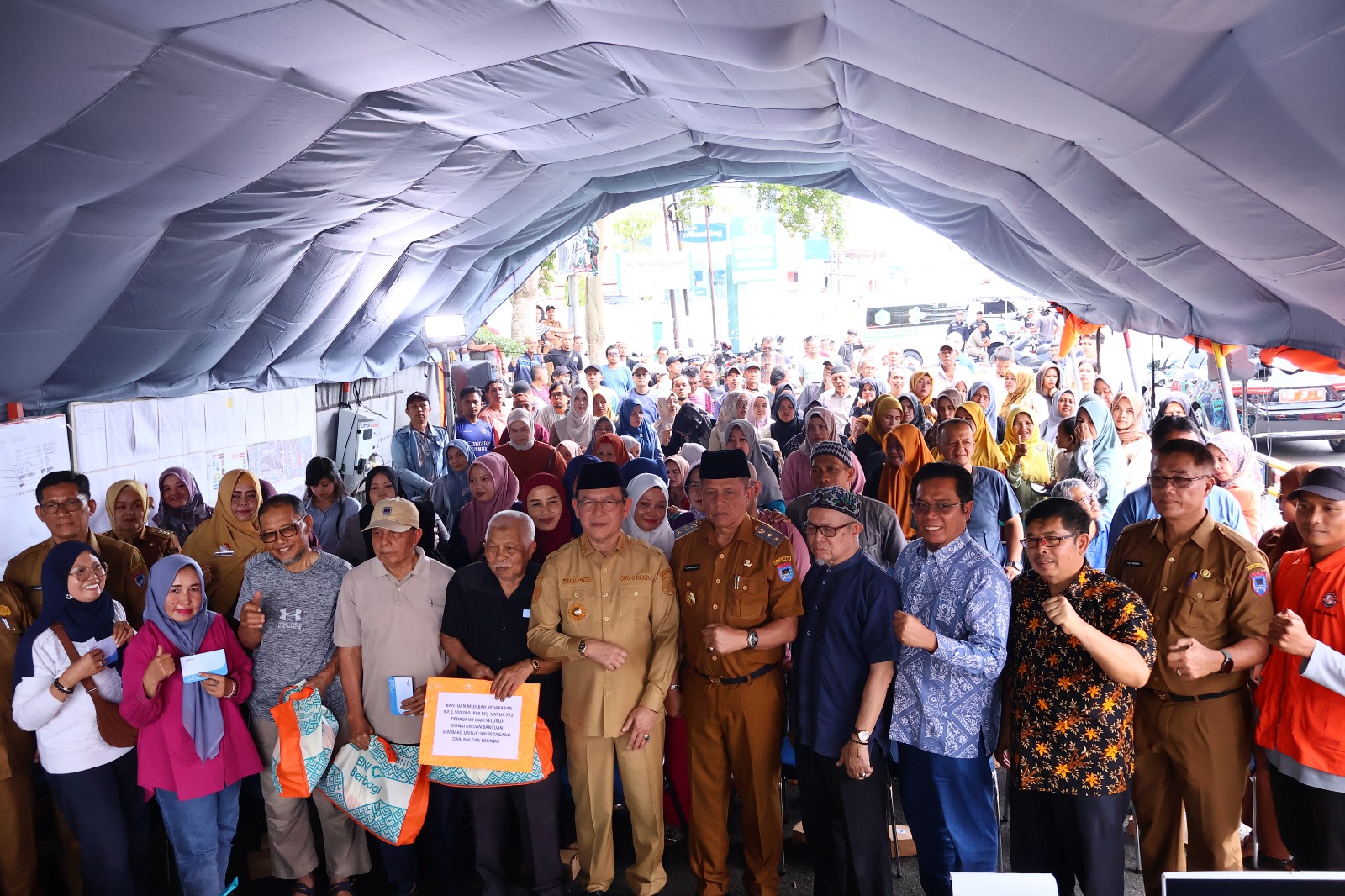 28 Pemko Payakumbuh Salurkan Bantuan Tunai Rp421 Juta bagi Korban Kebakaran Pasar Blok Barat
