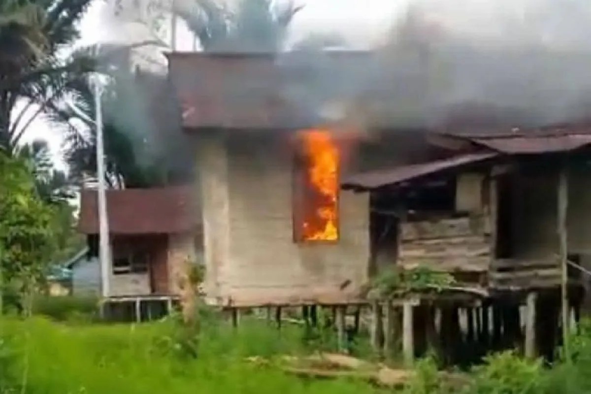 28 Rumah yang dibakar KKB setelah sebelumnya menembak warga hingga meninggal di Kampung Ulakin, Distrik Kolf Braza, Kabupaten Asmat, Papua Selatan, Minggu (21/9/2025)