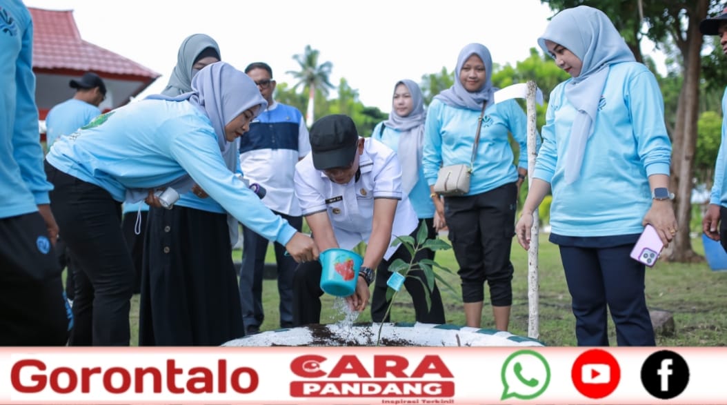 28 Pemerintah Daerah Kabupaten Pohuwato melalui Dinas Lingkungan Hidup (DLH) menggelar kegiatan penanaman pohon buah di area samping Kantor DLH, Jumat, (19/09/2025).