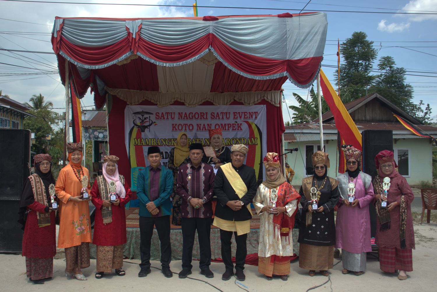28 Pemko Payakumbuh Apresiasi Pelestarian Budaya Lewat Event “Batogak Rumah Manaiakkan Kudo-Kudo” di Koto Nan Ampek