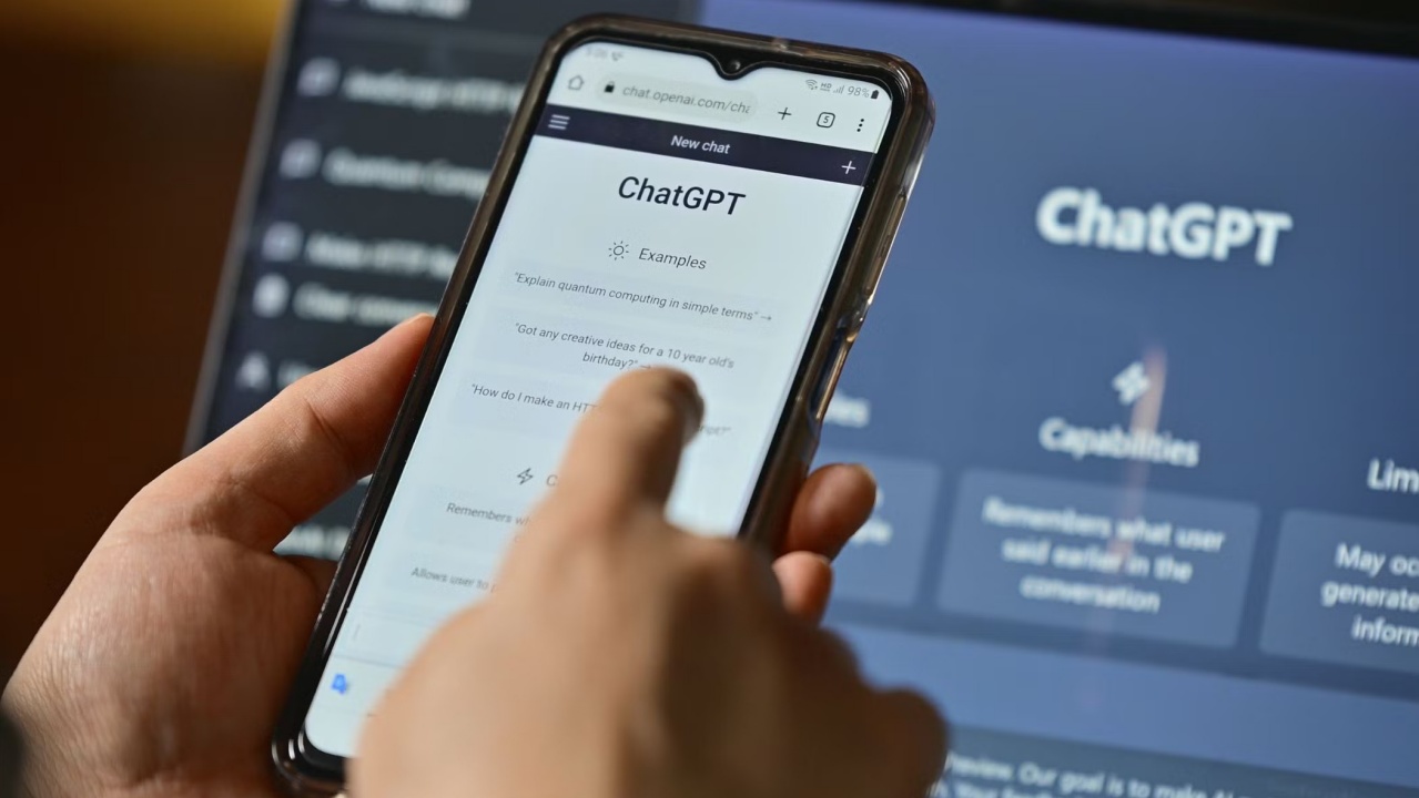 28 Pertumbuhan pesat ini terjadi di tengah upaya OpenAI memperluas infrastruktur dan pasokan chip AI untuk mendukung operasional produknya.