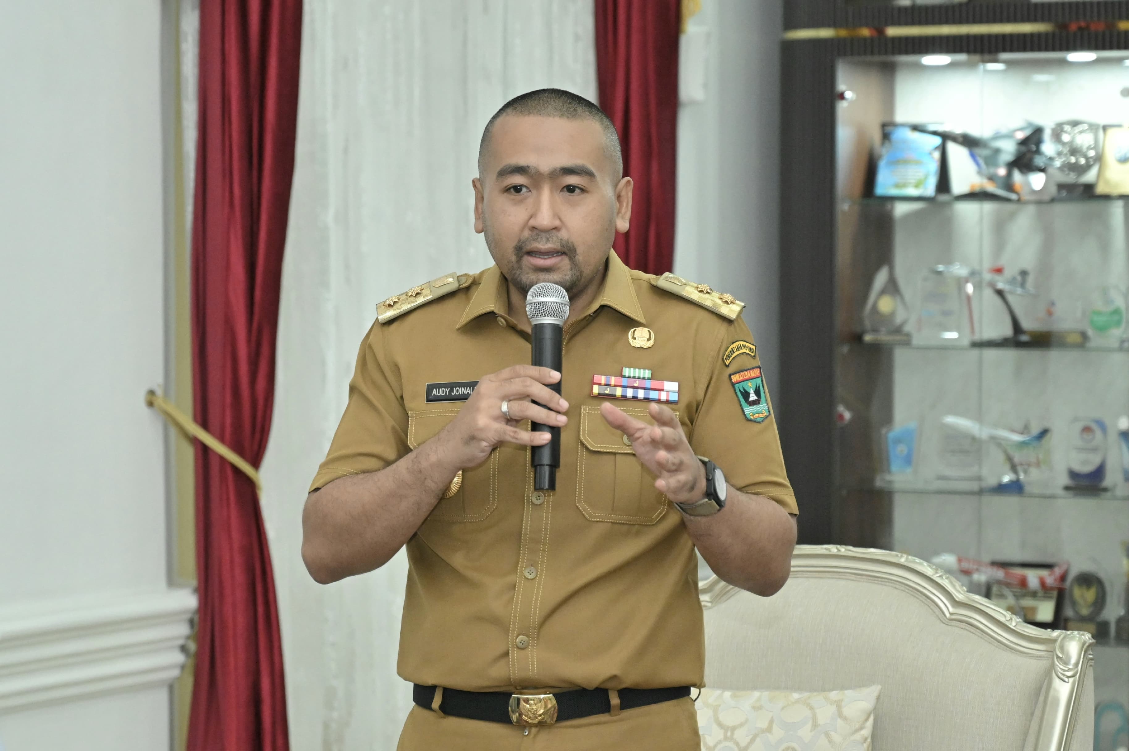 28 Pelaksana tugas (Plt) Gubernur Sumatera Barat (Sumbar), Audy Joinaldy memastikan tiga Warga Negara Indonesia (WNI) asal Sumbar telah berhasil dievakuasi Pemerintah Pusat dari Lebanon.
