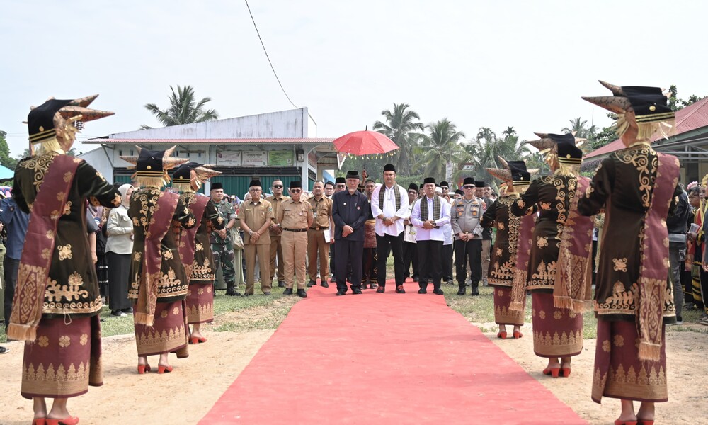 28 Gubernur Sumatera Barat (Sumbar), Mahyeldi Ansharullah, membuka secara resmi gelaran MTQ Nasional ke-41 Tingkat Kabupaten di Kecamatan Kamang Baru, Kabupaten Sijunjung, Senin (26/06/2024).