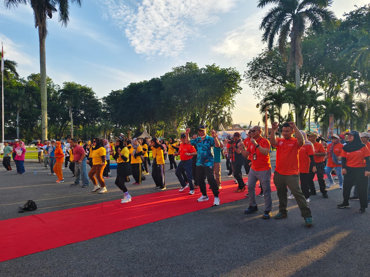 28 Gubernur Sumbar Buka Jalan Sehat Bersama PT Garam Lososa dan Segitiga G