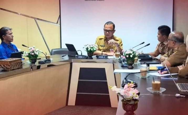 28 Rapat koordinasi dilakukan bersama Asisten II, Kadis PU  Bagian Perekonomian dan PDAM Tirta Jam Gadang, di BCC Bukittinggi, Selasa, (08/10/2024).
