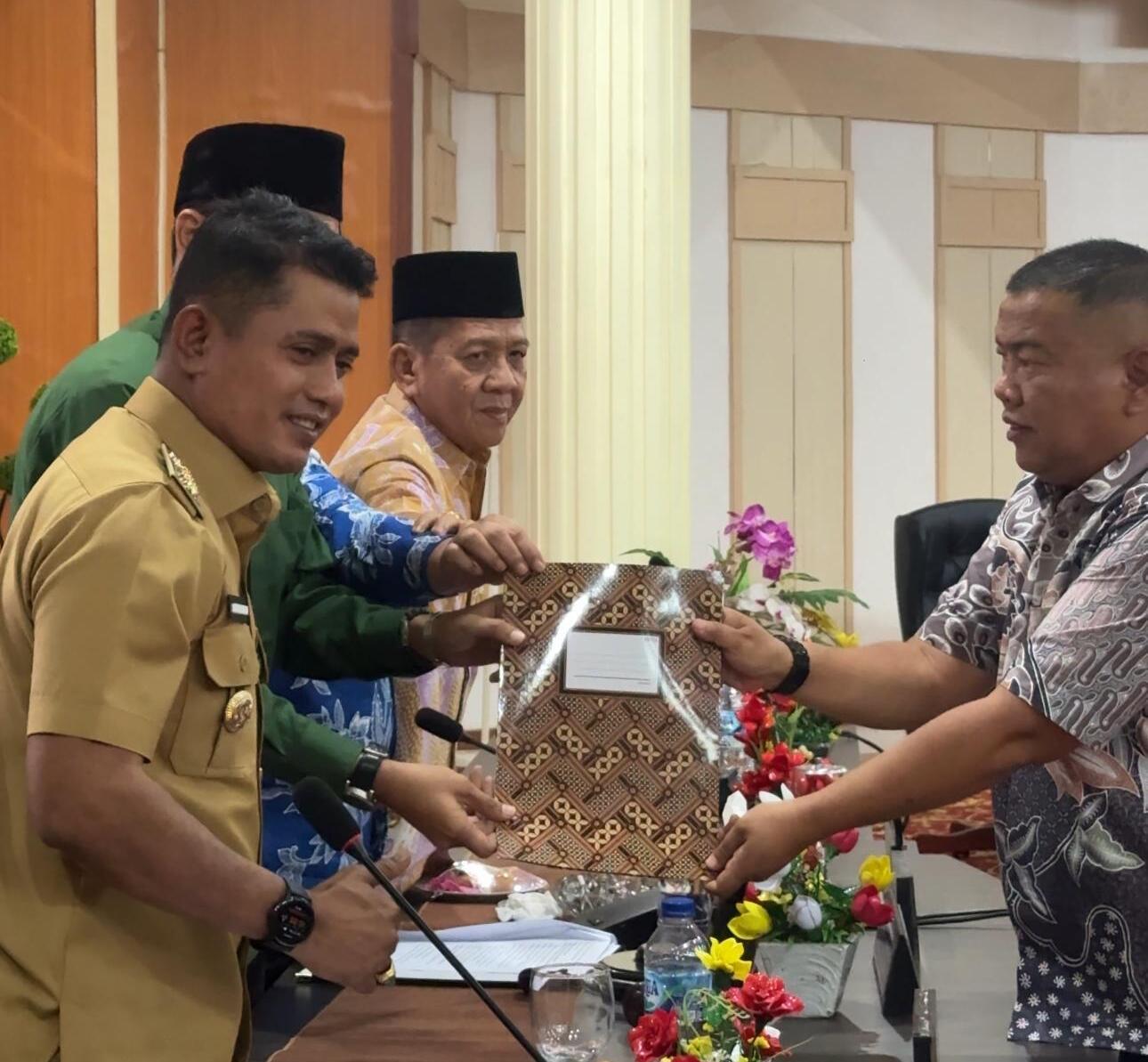 28 Bupati Solok Sampaikan Komitmen Optimalisasi Anggaran dan Penyelamatan Danau Diatas dalam Rapat Paripurna DPRD Kabupaten Solok