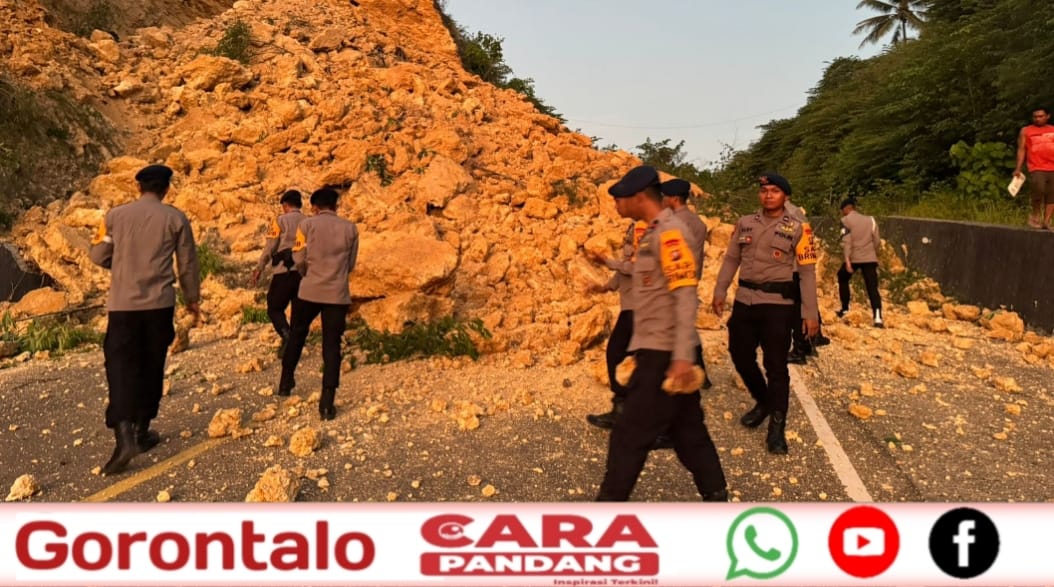 28 Respon Cepat Tim SAR Ilato Brimob Gorontalo Atasi Longsor di Jalan GORR