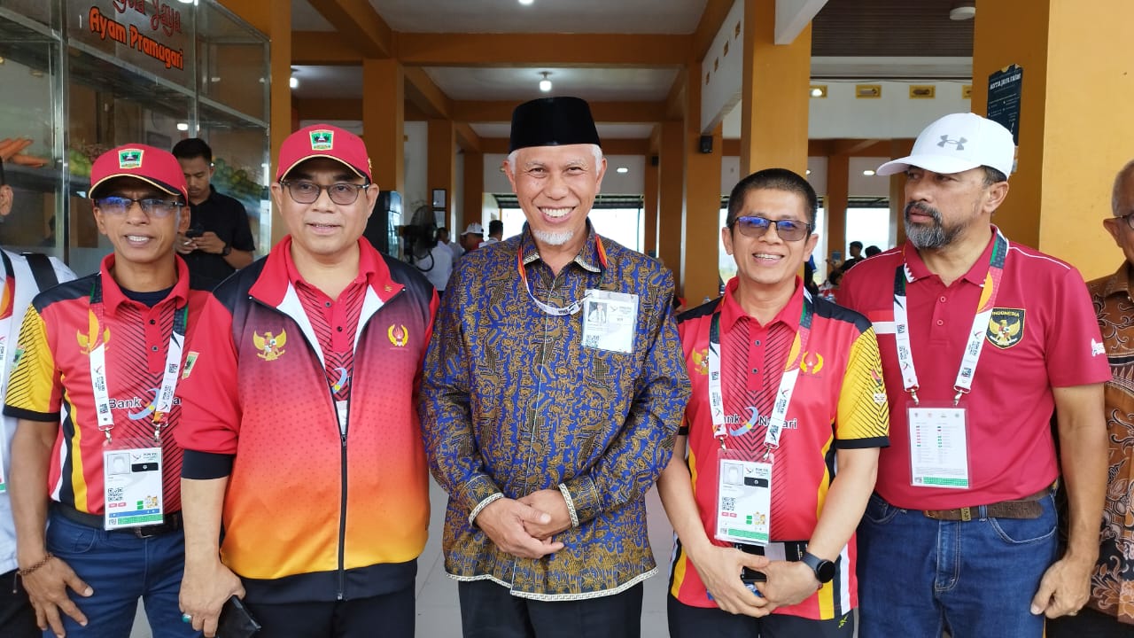 28 Gubernur Sumatera Barat (Sumbar), Mahyeldi Ansharullah Datuak Marajo, hadir langsung mendampingi kontingen Sumbar pada ajang pembukaan Pekan Olahraga Nasional (PON) XXI Aceh-Sumut 2024 di Stadion Harapan Bangsa, Banda Aceh, Senin (09/09/2024).