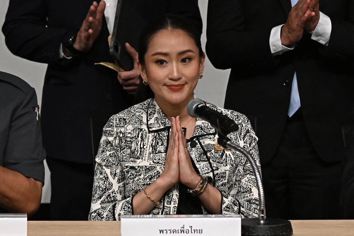 28 Putri dari mantan perdana menteri Thaksin Shinawatra itu dituduh gagal menjalankan tugasnya dalam membela negara. Tuduhan muncul setelah rekaman panggilan teleponnya dengan mantan pemimpin Kamboja, Hun Sen, bocor secara daring.