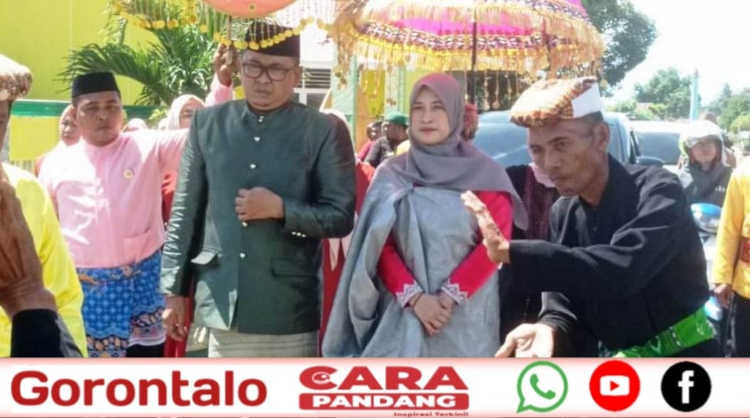 28 Mantan Camat Paguat, Ikbal Mbuinga, mengikuti rangkaian adat Modepito (Mopotolungo) yang menjadi tanda berakhirnya masa tugasnya sebagai Camat Paguat.