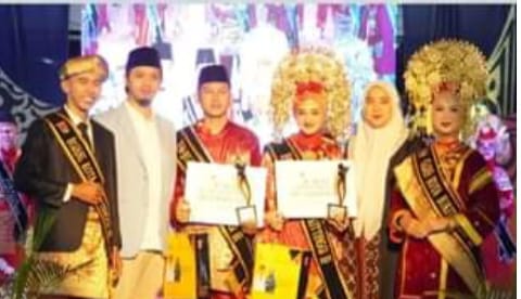 28 Pemerintah Kota Bukittinggi melalui Dinas Pariwisata, gelar Malam Anugerah Duta Wisata Bujang jo Gadih Kota Bukittinggi tahun 2024. Kegiatan ini dibuka langsung oleh Walikota Bukittinggi di Stasiun Lambuang, Sabtu, (06/07/2024).