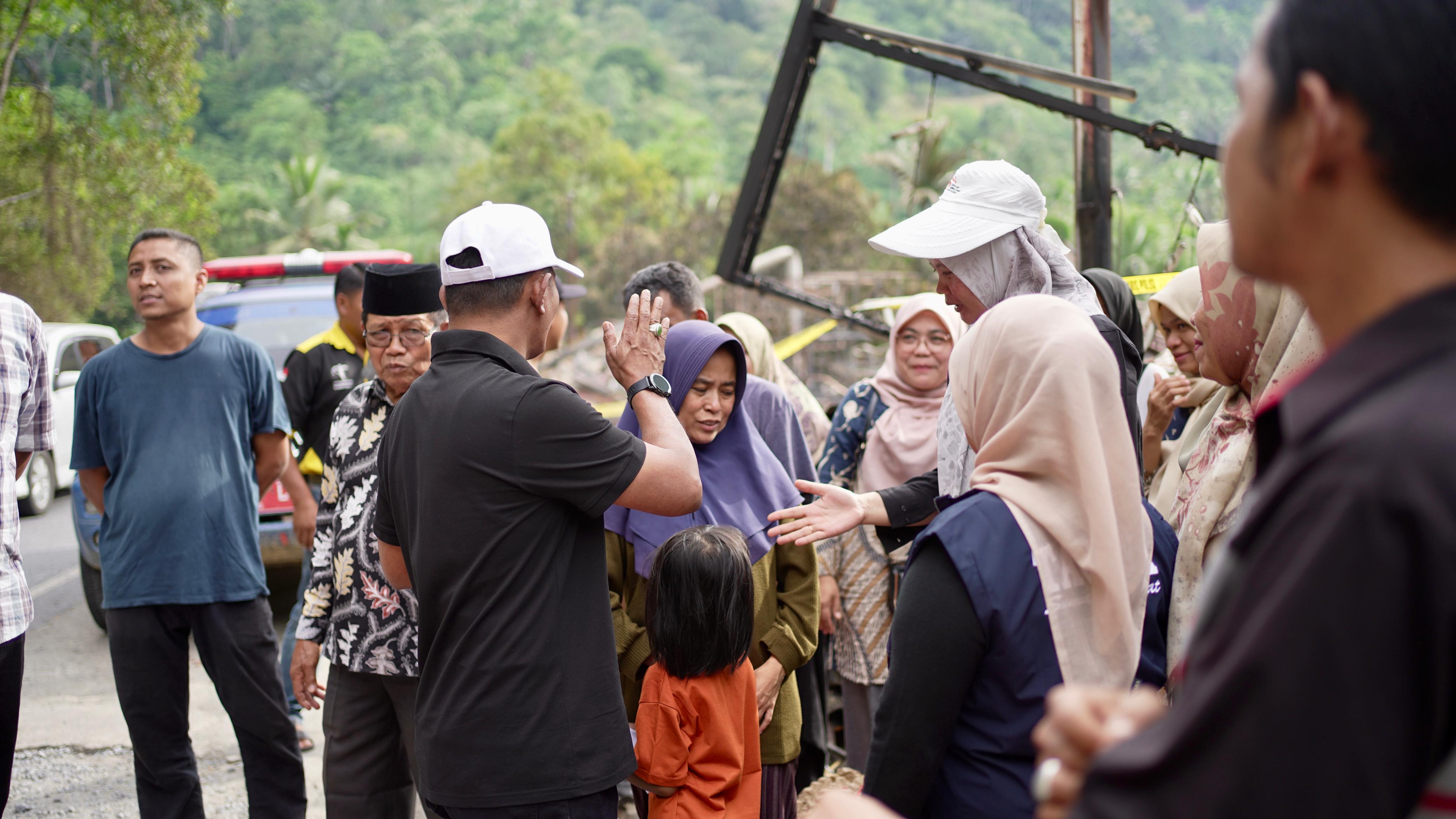 28 Bupati Solok Kunjungi Lokasi Kebakaran di Nagari Pianggu, Salurkan Bantuan dan Sampaikan Komitmen Penanggulangan