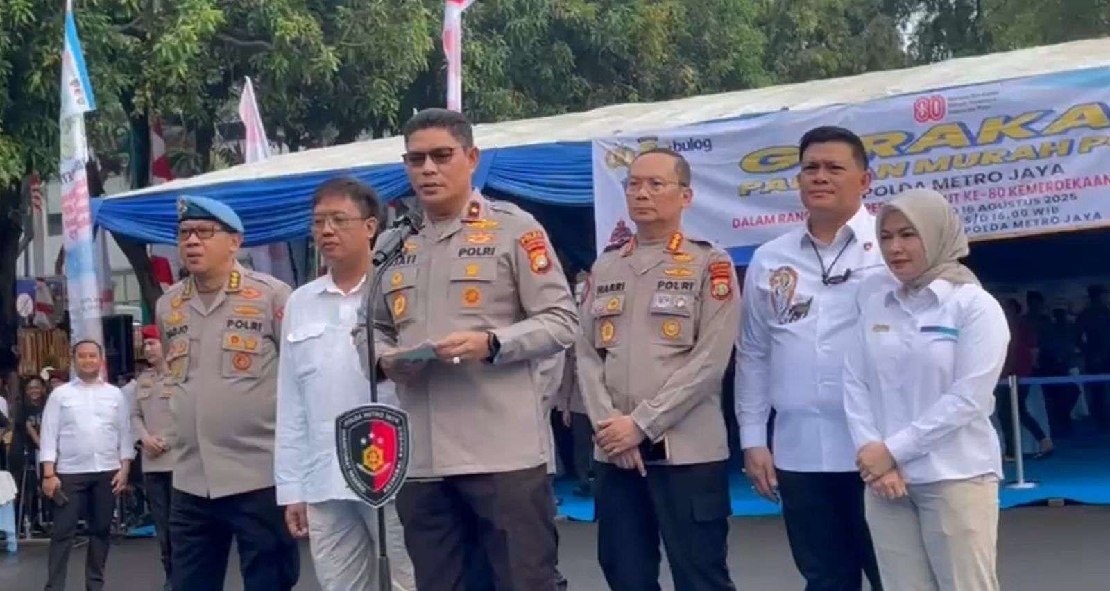 28 Jumlah yang dijual tersebut adalah berupa beras medium kemasan lima kilogram dengan harga di bawah pasaran.