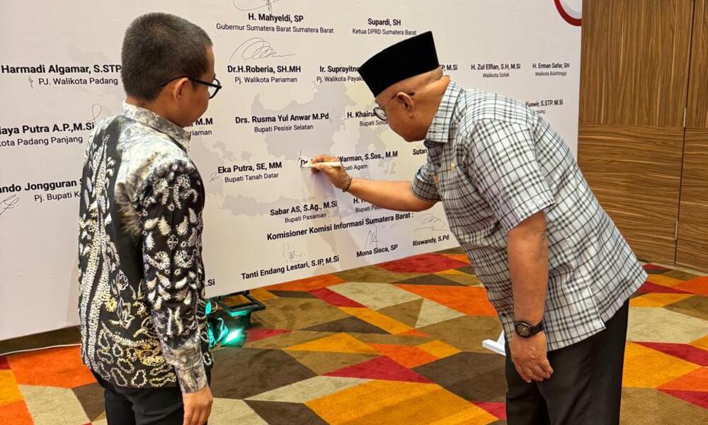 28 Penandatangan Pakta Integritas Keterbukaan Informasi Publik oleh masing-masing Kepala Daerah Kabupaten/Kota se Sumatera Barat merupakan bentuk komitmen bersama dalam transparansi yang akuntabel