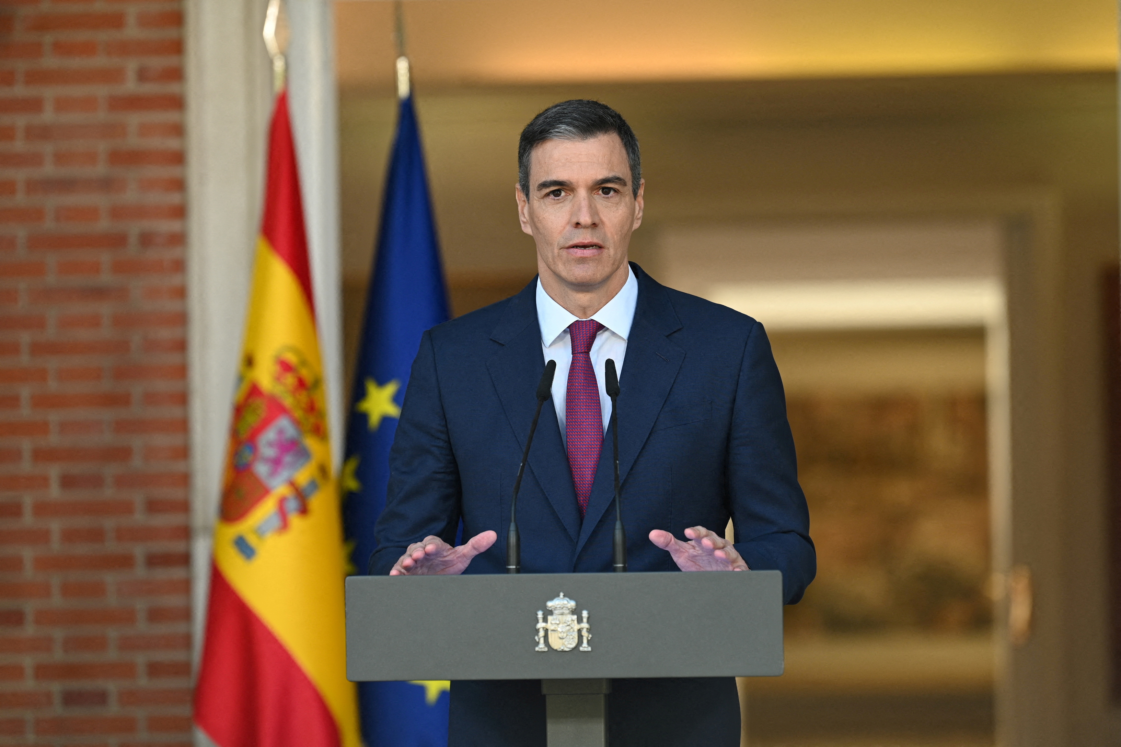 28 Pemerintah Spanyol menyetujui embargo senjata total terhadap Israel sebagai bagian dari paket langkah politik baru.